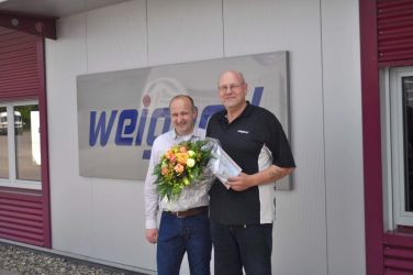 Stefan Weigand gratuliert Egon Olms zum zehnjährigen Firmenjubiläum.