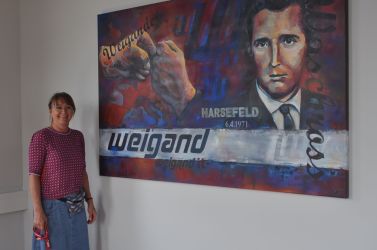 Dörthe Klintworth neben ihrem Gemälde für die Firma Weigand