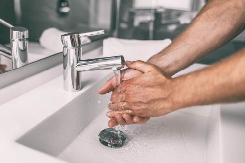 Regelmäßiges Händewaschen schützt vor einer Ansteckung mit dem Corona-Virus.