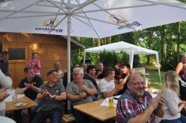 Die Weigander feiern ihr Sommerfest im Garten des Hotels Heide Kröpke in Essel.