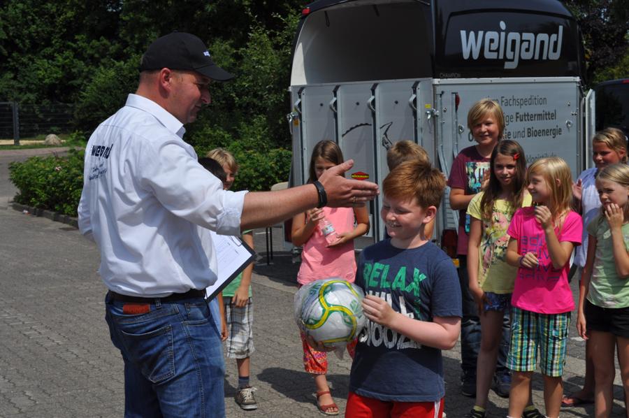 Stefan Weigand an der Rosenborn Grundschule in Harsefeld zur praxisorientierten Verkehrserziehung Stefan Weigand an der Rosenborn Grundschule in Harsefeld zur praxisorientierten Verkehrserziehung